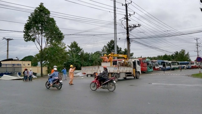 Giông lốc kinh hoàng quật sập nhà xưởng ở Tiền Giang ảnh 4