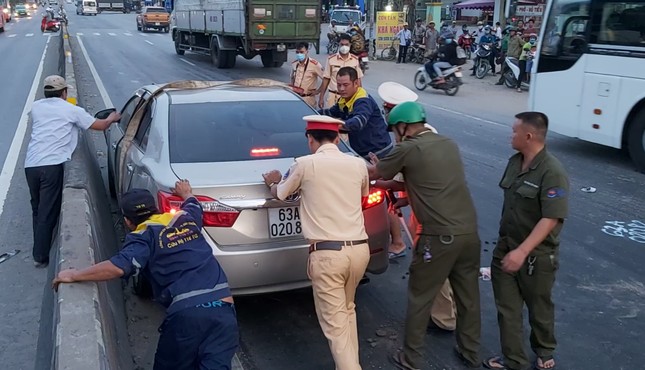 Xế hộp 'phơi bụng' trên quốc lộ 1A sau cú va chạm kinh hoàng ảnh 2