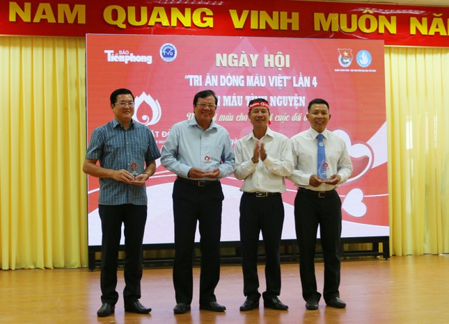 Chủ nhật Đỏ tại Trà Vinh: Trao 20 suất học bổng cho sinh viên nghèo vượt khó ảnh 4