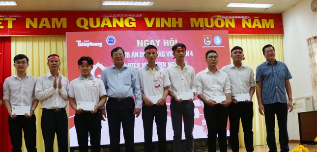 Chủ nhật Đỏ tại Trà Vinh: Trao 20 suất học bổng cho sinh viên nghèo vượt khó ảnh 3