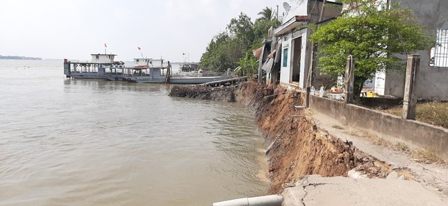 Điều tra vụ sạt lở làm nhiều người đi trên phà rơi xuống sông Hậu ảnh 2