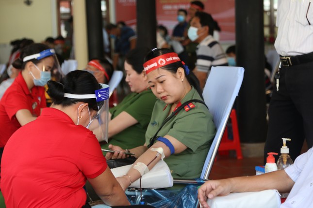 Hơn 300 cán bộ, chiến sĩ công an Vĩnh Long tham gia Chủ nhật Đỏ ảnh 6