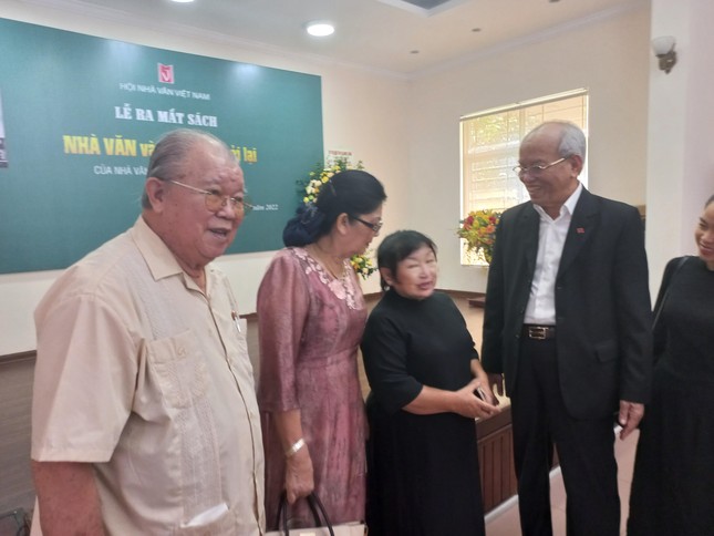 Người gần gụi với các đấng văn chương ảnh 1