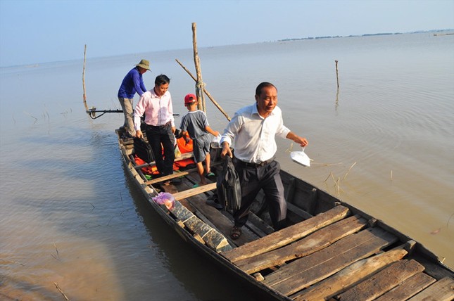 Dìu chữ bơi qua mùa nước nổi ảnh 1