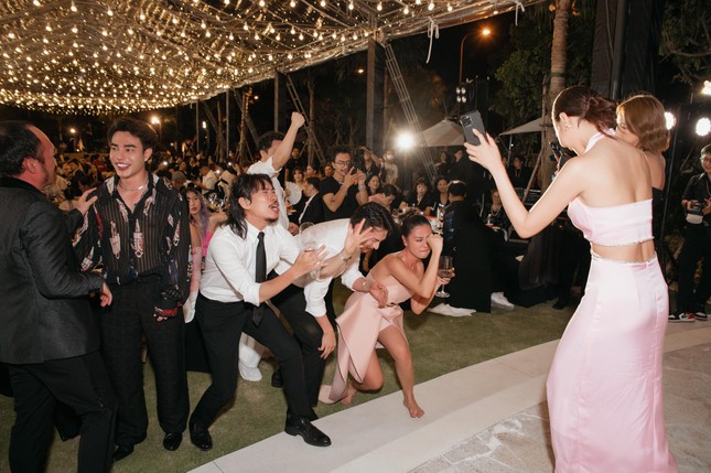 Tiệc đêm đám cưới Diệu Nhi - Anh Tú: Sao Việt "quẩy bung nóc" mặc kệ quy định của cô dâu ảnh 4
