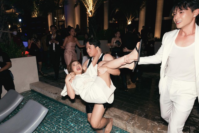 Tiệc đêm đám cưới Diệu Nhi - Anh Tú: Sao Việt "quẩy bung nóc" mặc kệ quy định của cô dâu ảnh 8