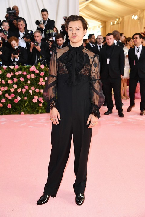Harry Styles tiếp tục gây sốc với hình ảnh nữ tính ảnh 3