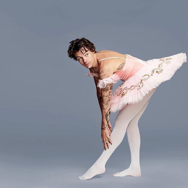 Harry Styles tiếp tục gây sốc với hình ảnh nữ tính ảnh 2