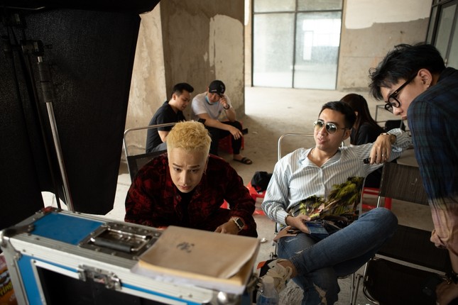 Lou Hoàng “lột xác” hình ảnh, chọn phong cách Hip-Hop “cool ngầu” cho MV mới ảnh 3