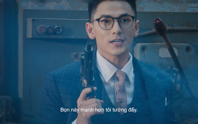 Isaac cực khổ hóa soái ca điệp viên nhưng fan chỉ lo “cà khịa”... cây súng nước ảnh 7