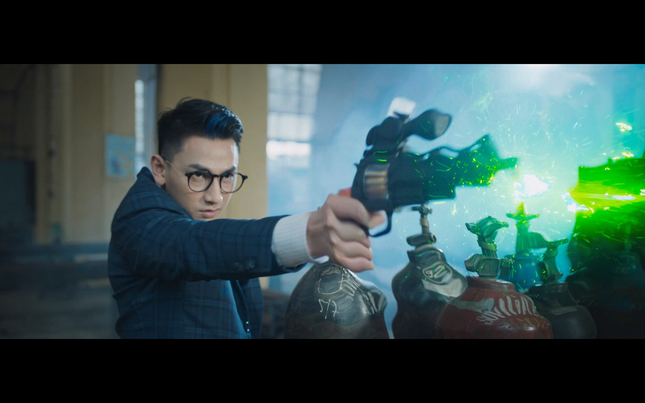 Isaac cực khổ hóa soái ca điệp viên nhưng fan chỉ lo “cà khịa”... cây súng nước ảnh 5
