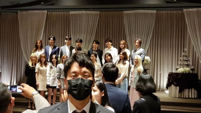SNSD hội tụ hát mừng ngày vui của anh quản lý khiến SONE “bấn loạn” ảnh 2