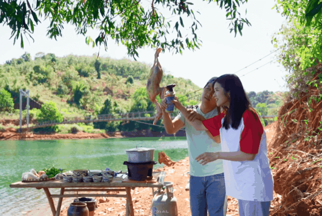 Suni Hạ Linh rủ dàn trai đẹp V-Biz cùng nhau lên núi khám phá ẩm thực ảnh 2