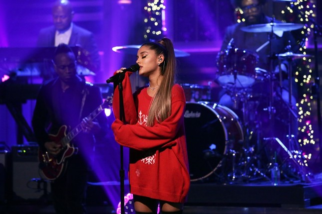 Đạt nhiều thành tích khủng, Ariana Grande được phong tặng danh hiệu “kỷ lục gia Billboard“ ảnh 2