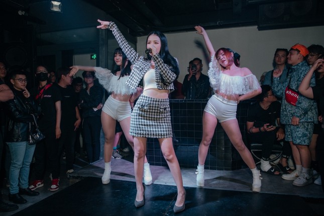 Cặp đôi “gà bông” Han Sara - Tùng Maru song ca cực ngọt, “tình bể bình” trên sân khấu ảnh 6