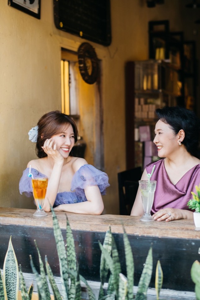 Hari Won làm thợ chụp ảnh cho mẹ ruột người Hàn trong chuyến du lịch Đà Nẵng ảnh 4