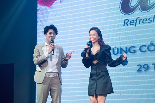 Chụp ảnh thân thiết với Sam nhưng Ngô Kiến Huy lại gây chú ý bởi vẻ ngoài xanh xao, gầy gò ảnh 5
