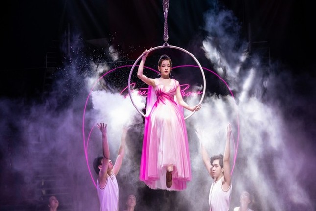 Chi Pu gợi cảm, thả dáng giữa biển xanh cát trắng trong poster của Greatest Show số thứ 3 ảnh 2