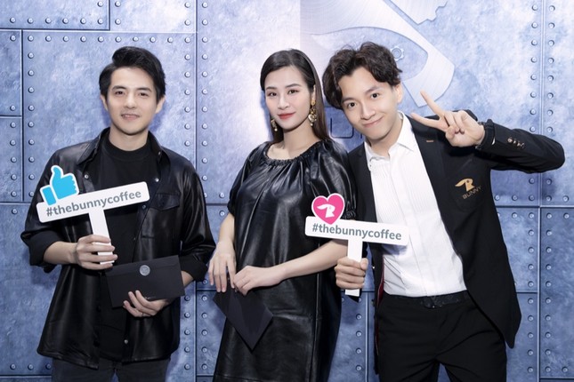 Gần nửa showbiz Việt đến chúc mừng Ngô Kiến Huy lên chức ông chủ tiệm cà phê ảnh 8