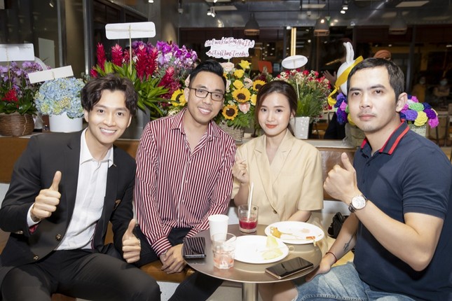 Gần nửa showbiz Việt đến chúc mừng Ngô Kiến Huy lên chức ông chủ tiệm cà phê ảnh 4