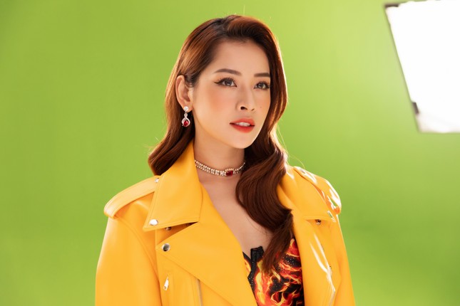 Chi Pu kêu gọi khán giả hợp sức sáng tạo khi ra mắt MV “Mơ Anh” với “phông xanh toàn tập“ ảnh 1