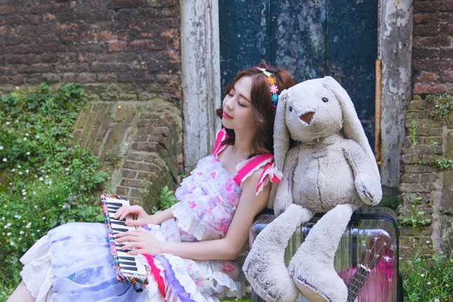 Liz Kim Cương kéo vali đi hết Châu Âu trong MV mới, tiếp tục kết hợp với Trịnh Thăng Bình ảnh 3