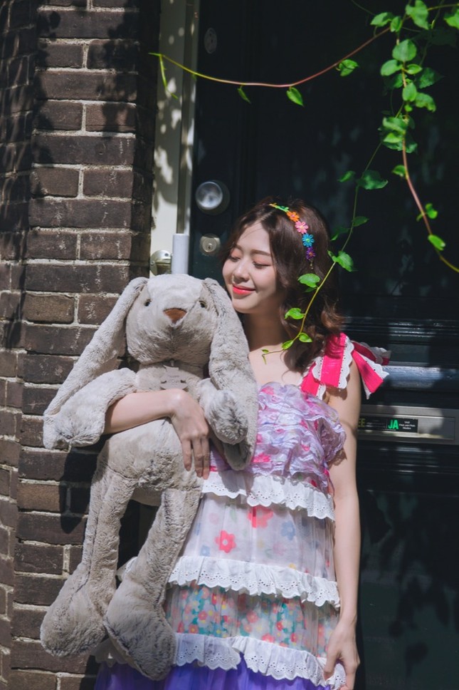 Liz Kim Cương kéo vali đi hết Châu Âu trong MV mới, tiếp tục kết hợp với Trịnh Thăng Bình ảnh 4