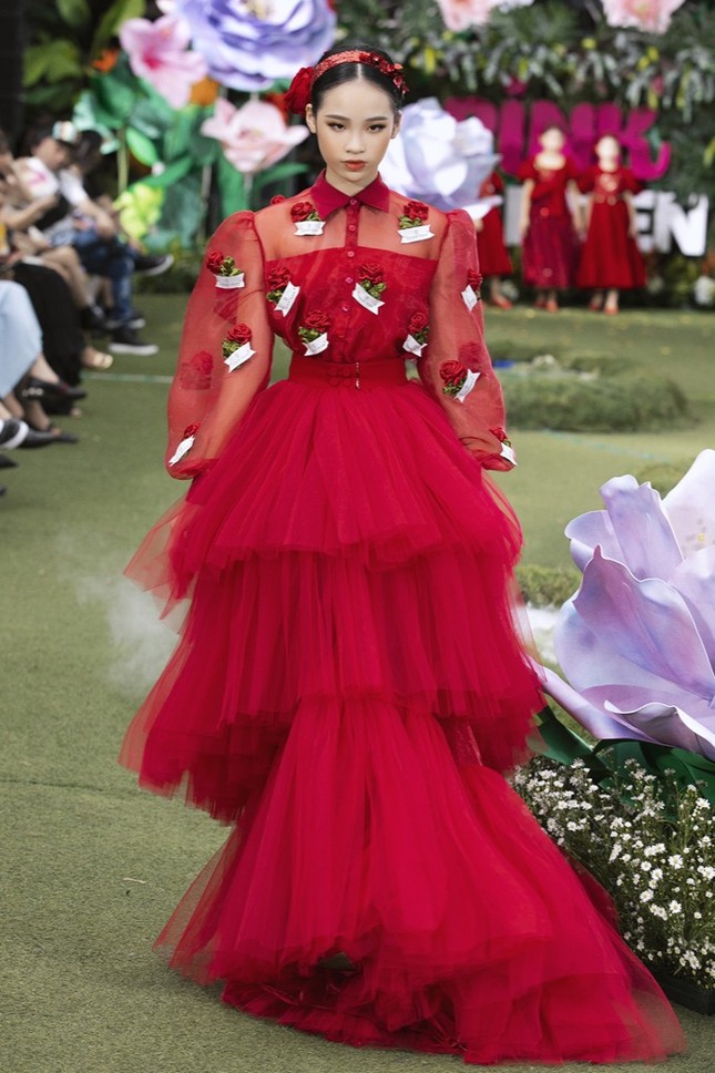Thanh Hằng, Lan Khuê, Phạm Quỳnh Anh đọ trình catwalk cùng dàn mẫu nhí ảnh 2