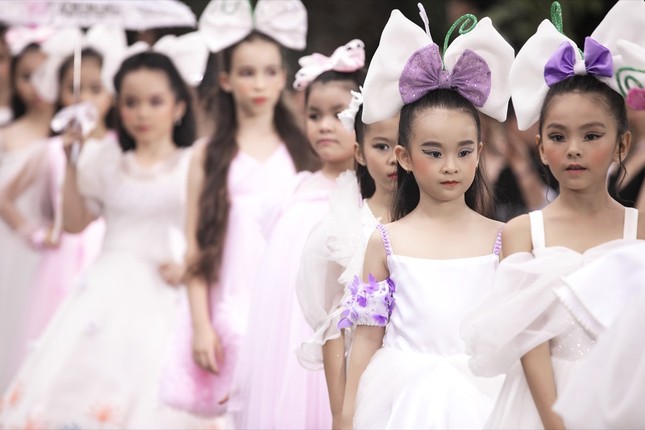 Thanh Hằng, Lan Khuê, Phạm Quỳnh Anh đọ trình catwalk cùng dàn mẫu nhí ảnh 3