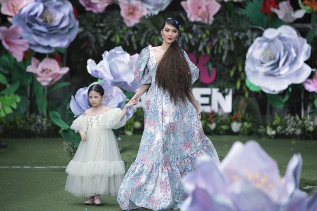 Thanh Hằng, Lan Khuê, Phạm Quỳnh Anh đọ trình catwalk cùng dàn mẫu nhí ảnh 6