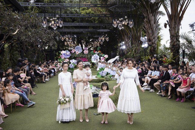 Thanh Hằng, Lan Khuê, Phạm Quỳnh Anh đọ trình catwalk cùng dàn mẫu nhí ảnh 4