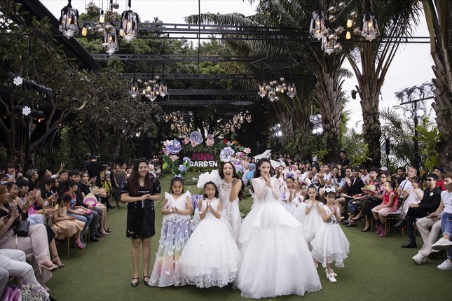 Thanh Hằng, Lan Khuê, Phạm Quỳnh Anh đọ trình catwalk cùng dàn mẫu nhí ảnh 5