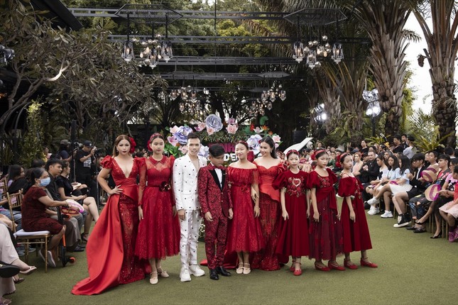Thanh Hằng, Lan Khuê, Phạm Quỳnh Anh đọ trình catwalk cùng dàn mẫu nhí ảnh 1