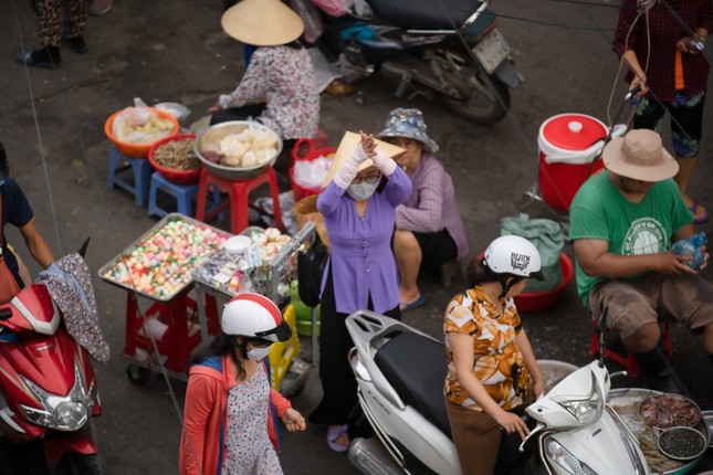 Hết nhảy múa bán hàng, Phương Mỹ Chi gây hoang mang vì “ăn vạ” giữa chợ ảnh 3