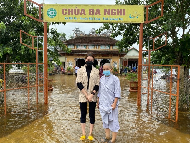 Minh Tú quyên góp tiền, Võ Cảnh về miền Trung hỗ trợ chuyển quà cho người dân vùng lũ ảnh 4