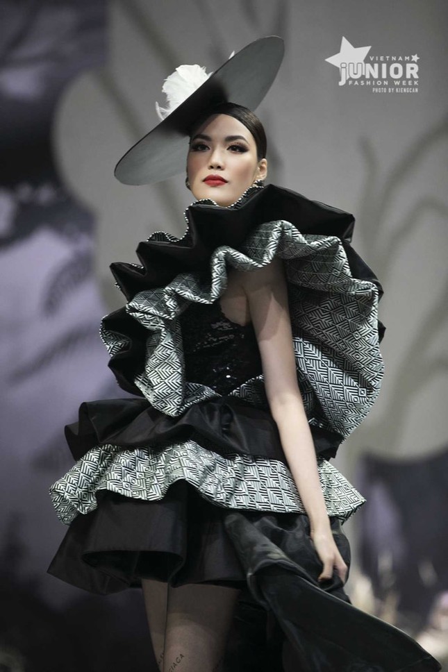 Giữa nhiều thị phi, Hương Giang vẫn tự tin làm vedette sải bước trên sàn catwalk ảnh 9