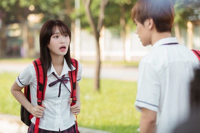 Han Sara - Tùng Maru diện đồ học sinh cực yêu, tiếp tục sánh đôi trong web-drama mới ảnh 3