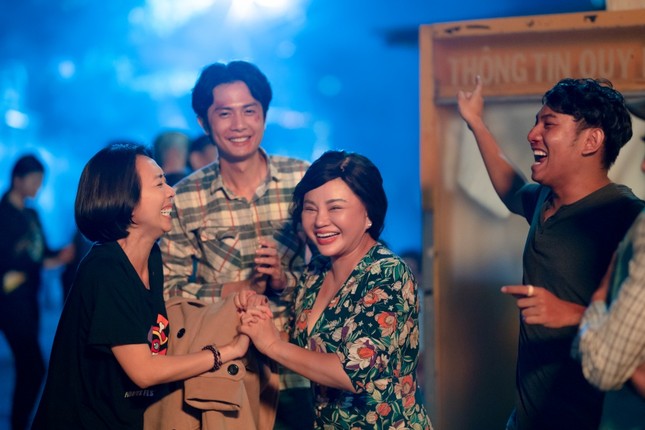 “Chuyện Xóm Tui“: Khán giả bật khóc khi Chí Tài xuất hiện, Thu Trang - Tiến Luật thành đôi ảnh 7