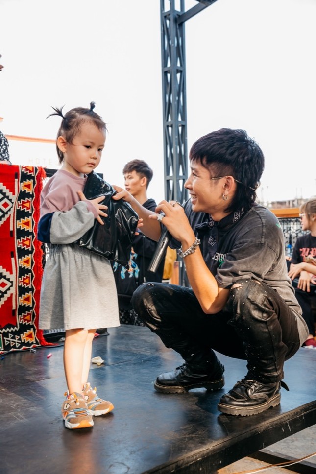 Ricky Star họp fan trước thềm Chung kết Rap Việt, khiêu vũ cùng Lăng LD trên sân khấu ảnh 5