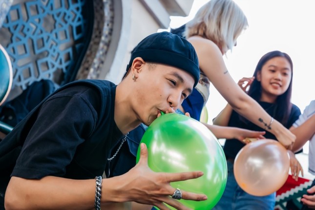 Ricky Star họp fan trước thềm Chung kết Rap Việt, khiêu vũ cùng Lăng LD trên sân khấu ảnh 4