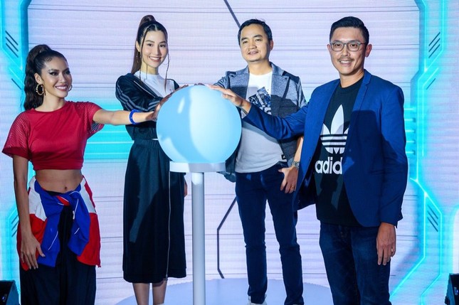 Karik mặc đồ kín bưng, thủ môn Bùi Tiến Dũng hội ngộ đồng đội Tiến Linh tại sự kiện ảnh 2