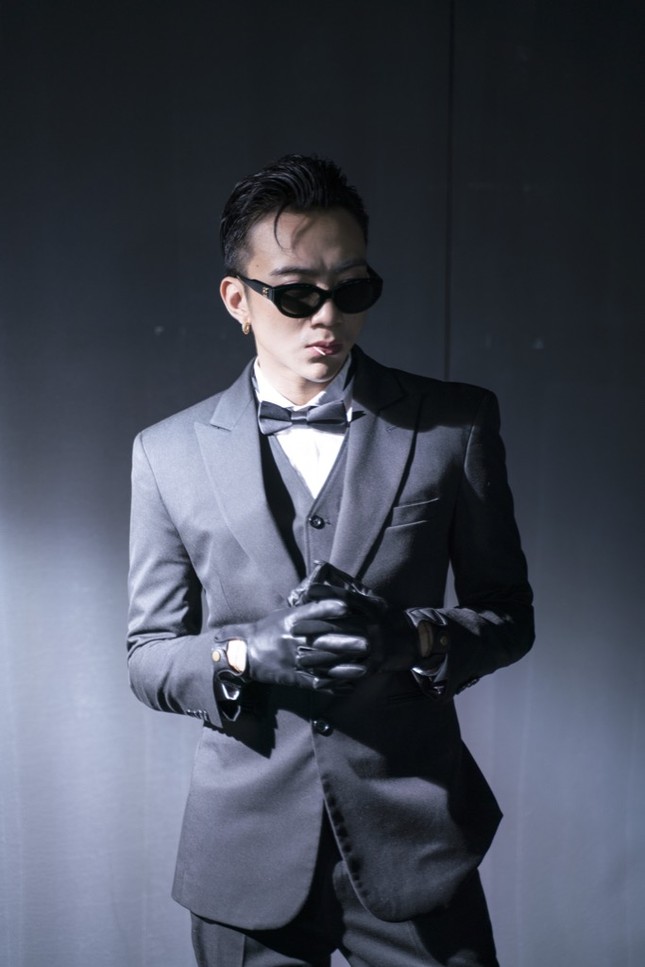 Soobin Hoàng Sơn thể hiện hình tượng lịch lãm và gu ăn mặc thời thượng trong MV “Trò Chơi“ ảnh 4