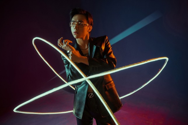 Soobin Hoàng Sơn thể hiện hình tượng lịch lãm và gu ăn mặc thời thượng trong MV “Trò Chơi“ ảnh 1
