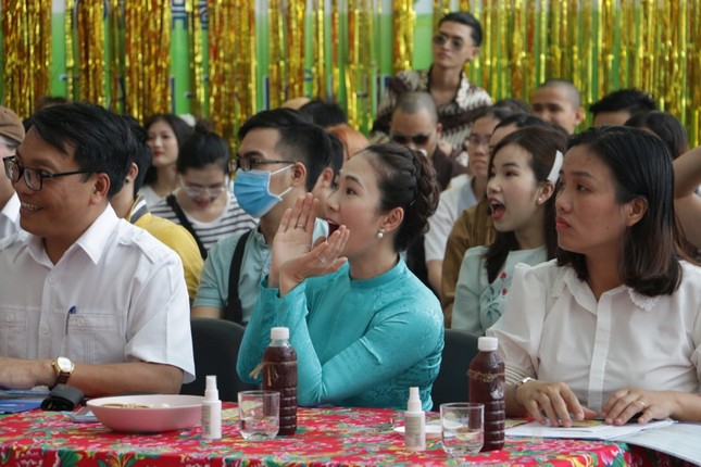 MC Thanh Thảo Hugo hội ngộ MC Minh Phúc tại trường xưa, trao học bổng cho các bạn MC trẻ ảnh 3
