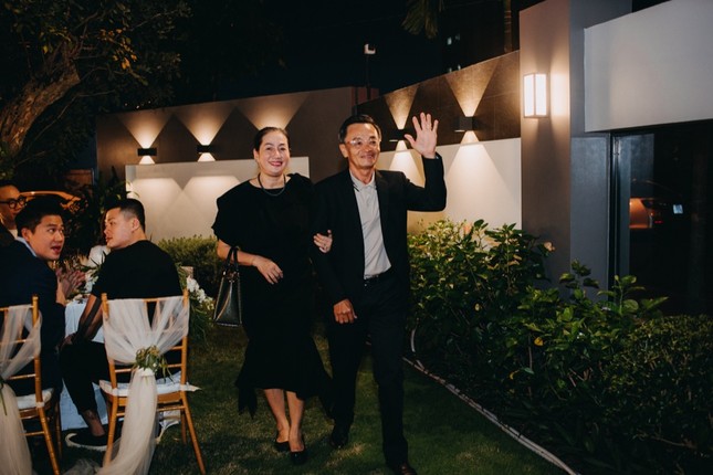 Vừa tặng mẹ 3 tỷ, Quốc Trường lại tự tay tổ chức tiệc mừng 40 năm ngày cưới cho ba mẹ ảnh 2