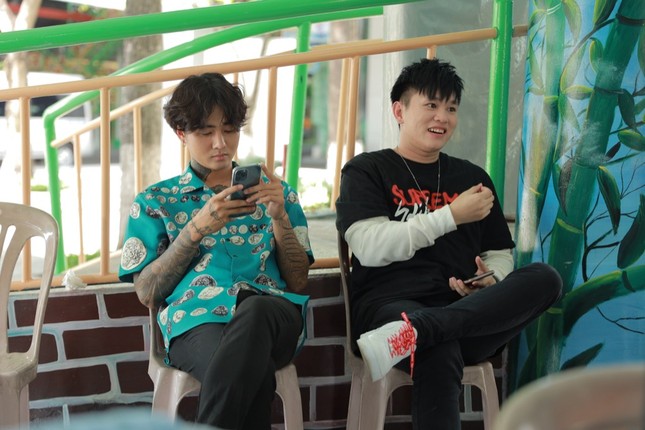 Rapper B Ray rủ dàn cameo siêu xịn chơi tàu lượn trong MV “Đừng Đổ Lỗi Cho Bọn Trẻ“ ảnh 5