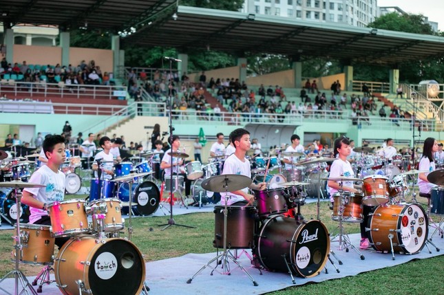 Sao nhí Bảo An, Gia Khiêm đánh trống cùng 80 nghệ sĩ trống jazz trên sân vận động ảnh 3