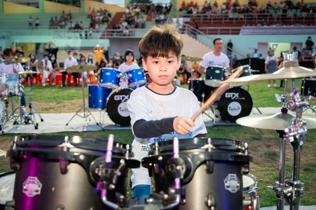 Sao nhí Bảo An, Gia Khiêm đánh trống cùng 80 nghệ sĩ trống jazz trên sân vận động ảnh 6