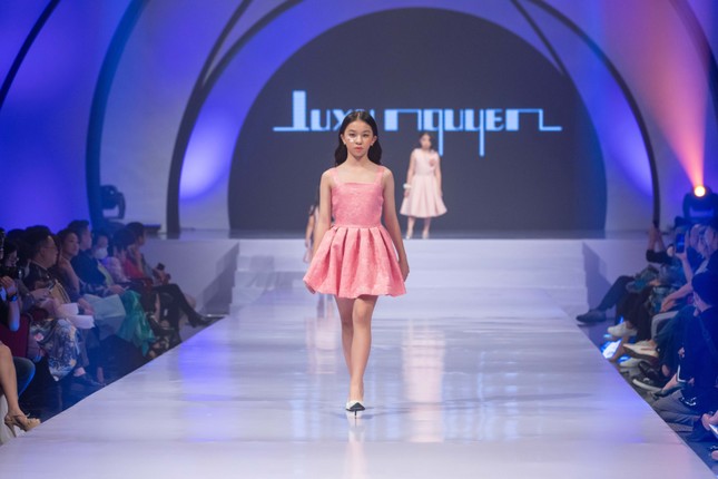 Siêu mẫu Hà Anh đầy thần thái, mở màn show diễn thời trang dành riêng cho trẻ em ảnh 2