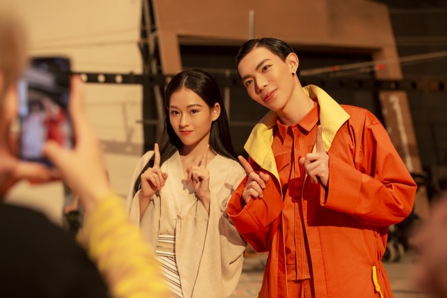 Tạm rời xa sở trường ballad ủy mị, Erik trở lại bằng MV siêu thực từ hành tinh khác ảnh 2